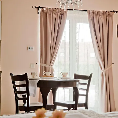 Barackvirag Apartmanhaz شقة تيهاني