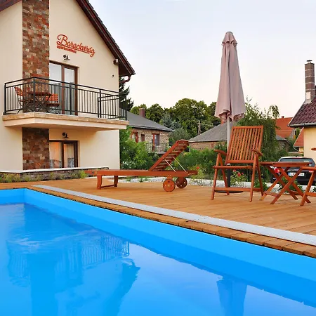 Barackvirag Apartmanhaz شقة