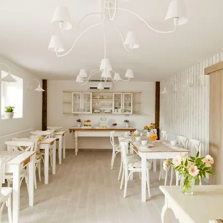 Barackvirag Apartmanhaz *