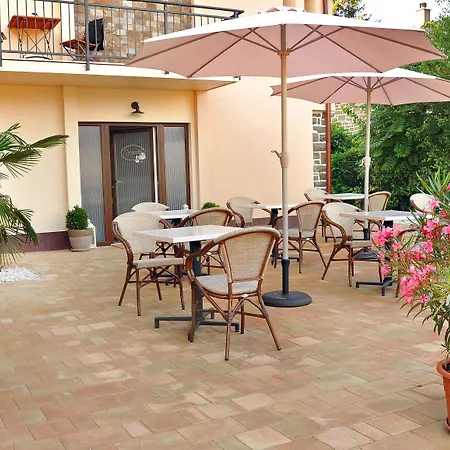 Barackvirag Apartmanhaz *