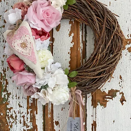 Barackvirag Apartmanhaz * تيهاني