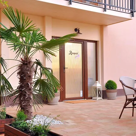 Barackvirag Apartmanhaz شقة