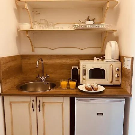 Barackvirag Apartmanhaz *