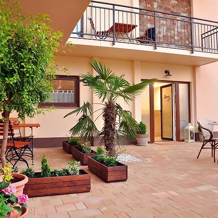 Barackvirag Apartmanhaz טיהאני